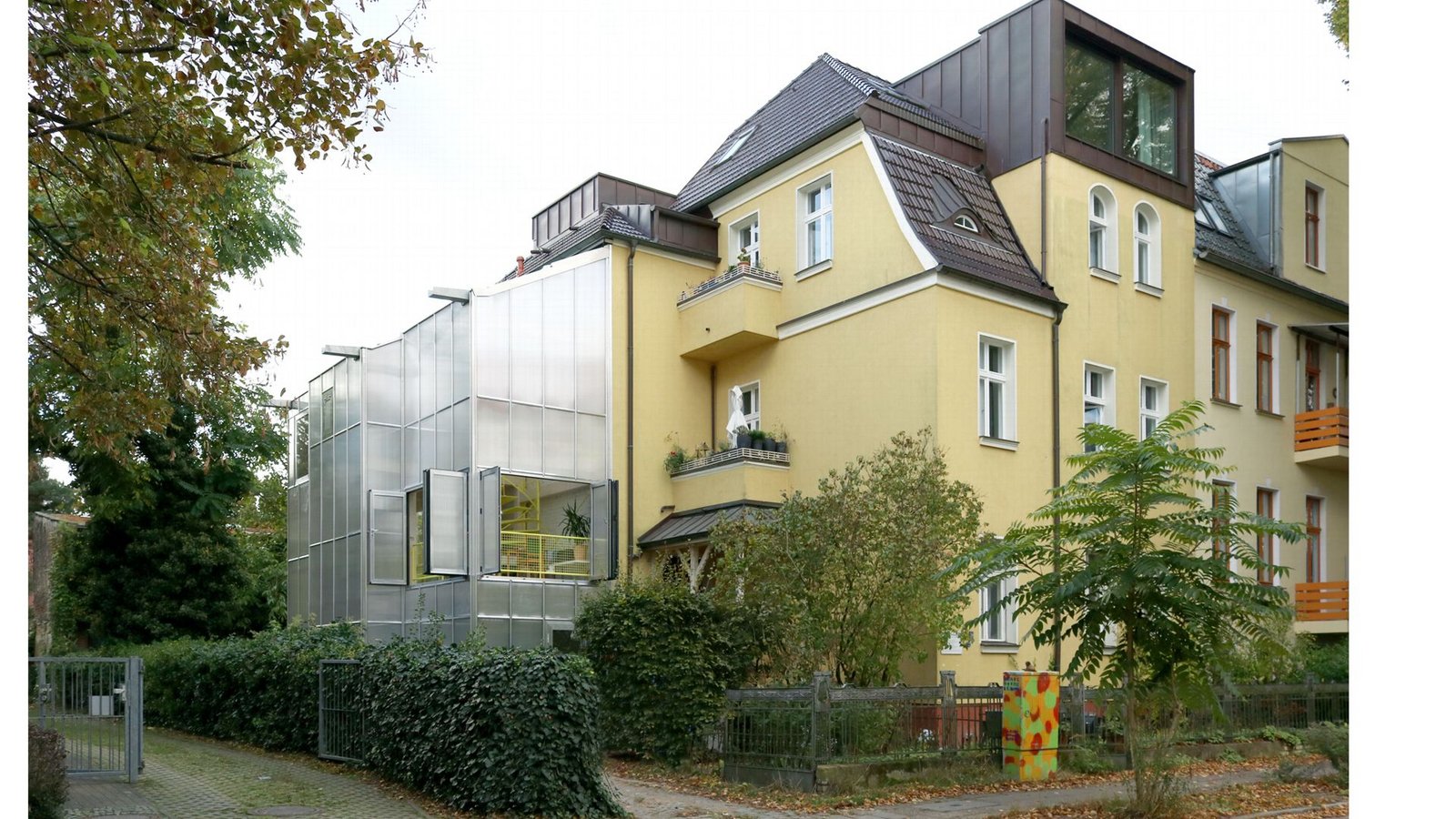 Das „Wintergartenhaus“ in Berlin von Supertype Group Berlin. „Die leichte, offene Struktur des Anbaus überzeugt durch eine einfache Konstruktion, fließende Raumabfolgen und die gezielte Überlagerung von Architektur und Vegetation“, lobte die Jury.Foto: Marianna Hoppmann/Ruben Beilby/Thomas Schrammek Das „Wintergartenhaus“ in Berlin von Supertype Group Berlin. „Die leichte, offene Struktur des Anbaus überzeugt durch eine einfache Konstruktion, fließende Raumabfolgen und die gezielte Überlagerung von Architektur und Vegetation“, lobte die Jury.Foto: Marianna Hoppmann/Ruben Beilby/Thomas Schrammek