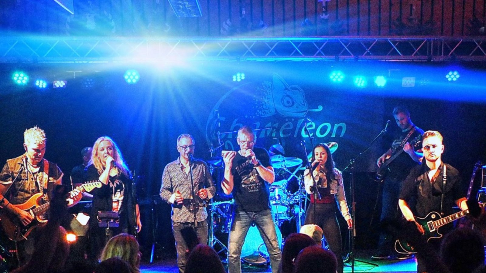 Chamëleon sorgen am Ostersamstag im Wiernsheimer Schützenhaus für Stimmung.  Foto: p