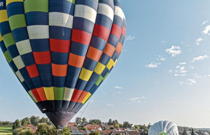 Großglattbach war am vergangenen Samstag Landeplatz für fünf Heißluftballons. Diese waren im Zuge des 11. Internationalen German Cups für Heißluftballons in Pforzheim gestartet.  Foto: Leitner
