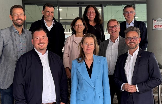 Tauschen sich über die Lage auf dem Arbeitsmarkt aus (von links): Bastian Rosenau, Tom Wolters, Frank Herrmann, Annette Hanfstein, Martina Lehmann, Constanze Krems, Jochen Protzer, Oliver Reitz und Peter Boch. <span class='image-autor'>Foto: Stefan Gauß, Agentur für Arbeit Nagold-Pforzheim</span>