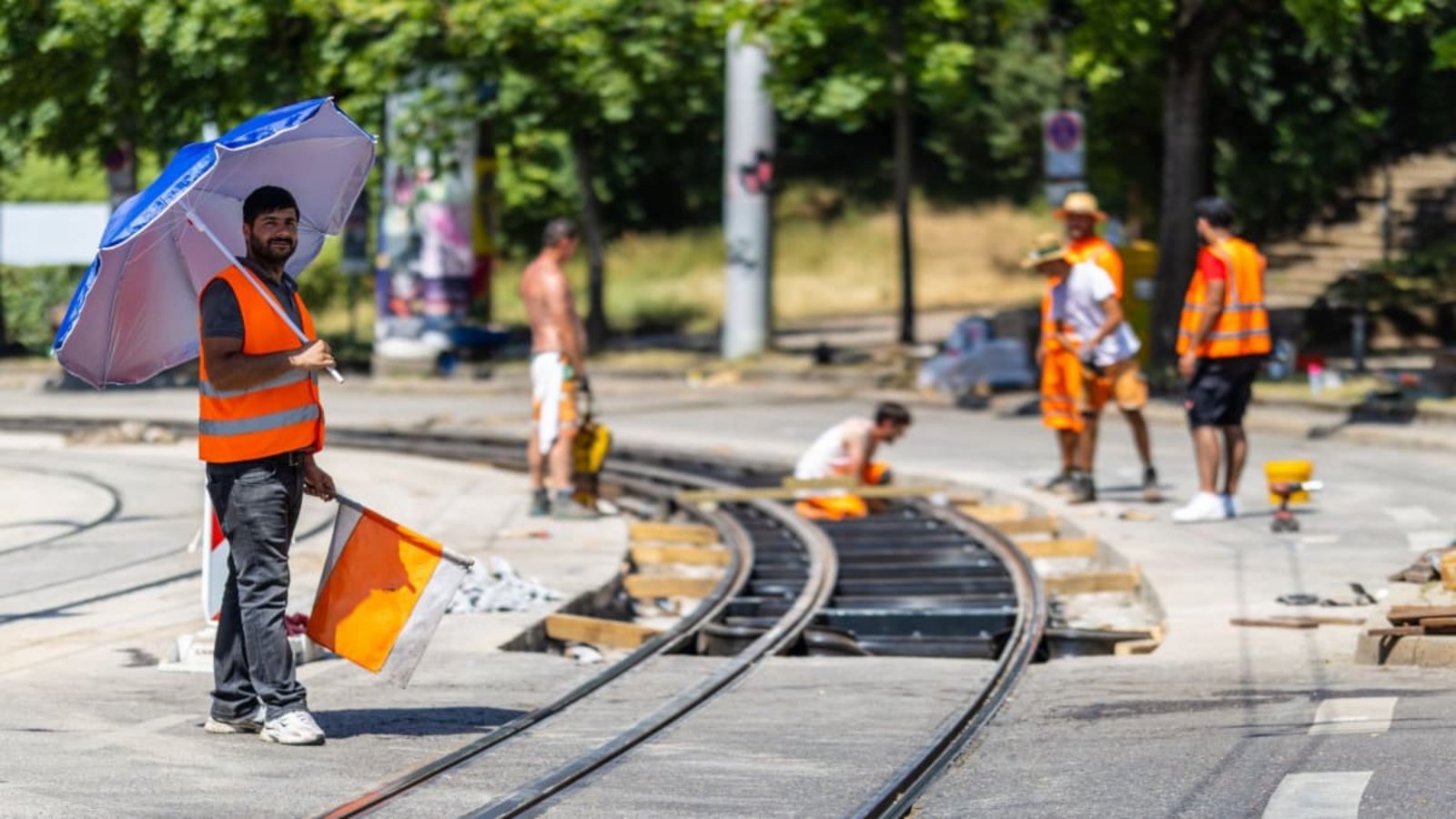 Schirm, Hut, Kleidung – gerade auf Baustellen sind die Mittel begrenzt, mit denen Mitarbeiter, wie hier im Stuttgarter Osten, den starken Temperaturen und Sonnenstrahlen vorbeugen können.Christoph Schmidt/dpa