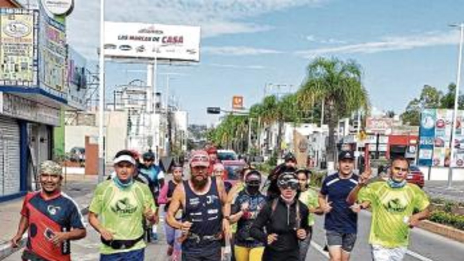 Jonas Deichmann mit „Fans“ in Mexico.
