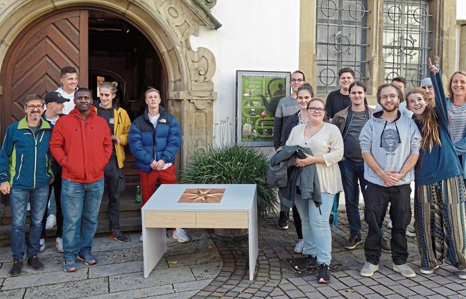 Die Auszubildenden der Oscar-Walcker-Schule haben den Intarsientisch nach Bietigheim gebracht.  Foto: p