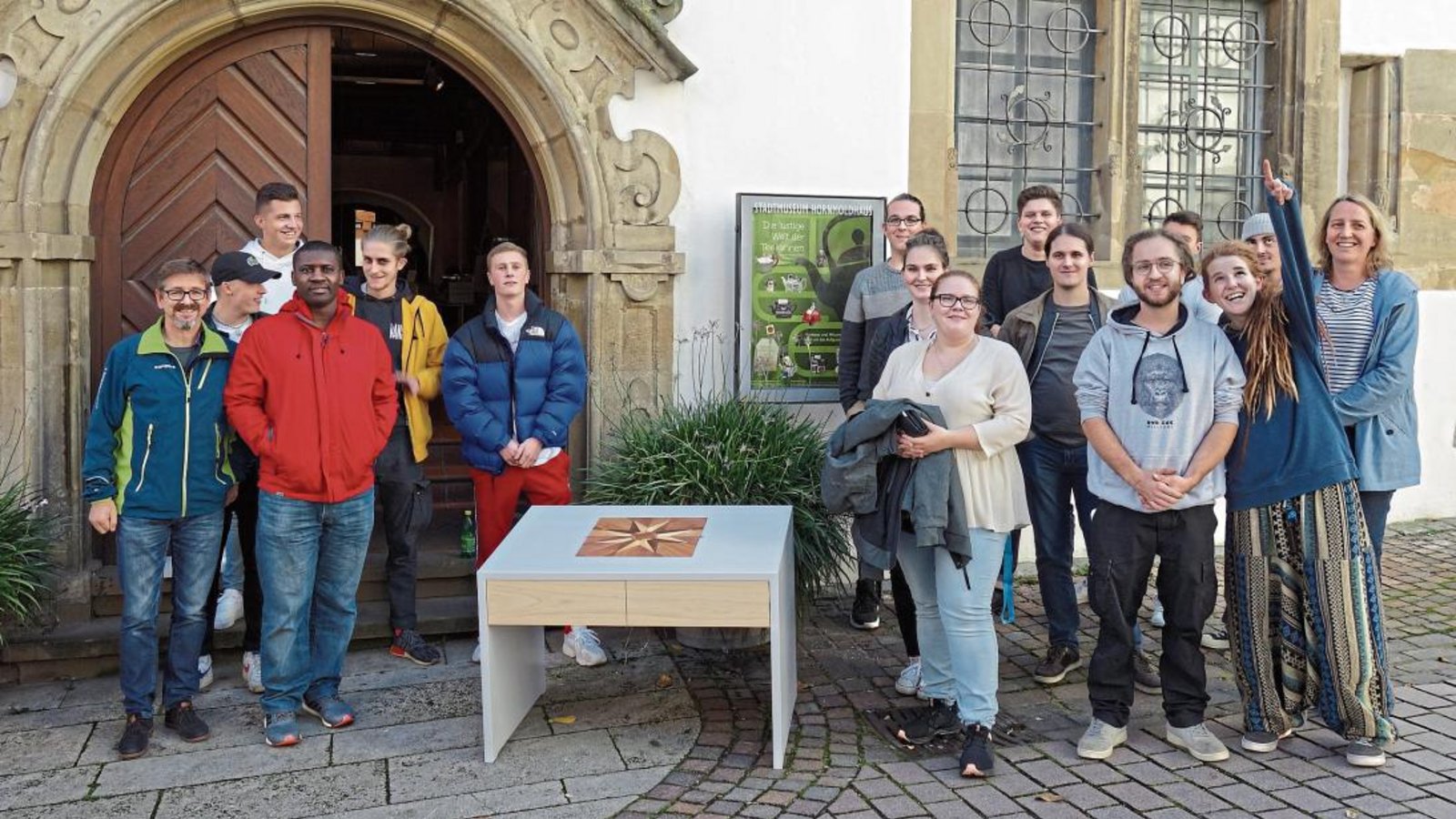 Die Auszubildenden der Oscar-Walcker-Schule haben den Intarsientisch nach Bietigheim gebracht. Foto: p Die Auszubildenden der Oscar-Walcker-Schule haben den Intarsientisch nach Bietigheim gebracht. Foto: p