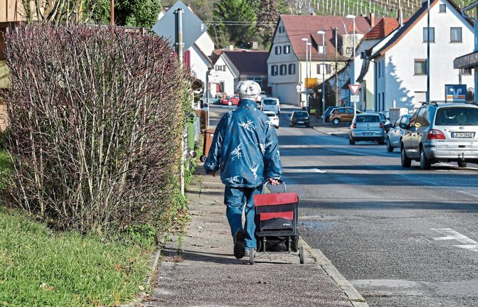Unter anderem in der Horrheimer Straße in Hohenhaslach will die Stadt im kommenden Jahr die Bürgersteige angehen. Foto: Kalb