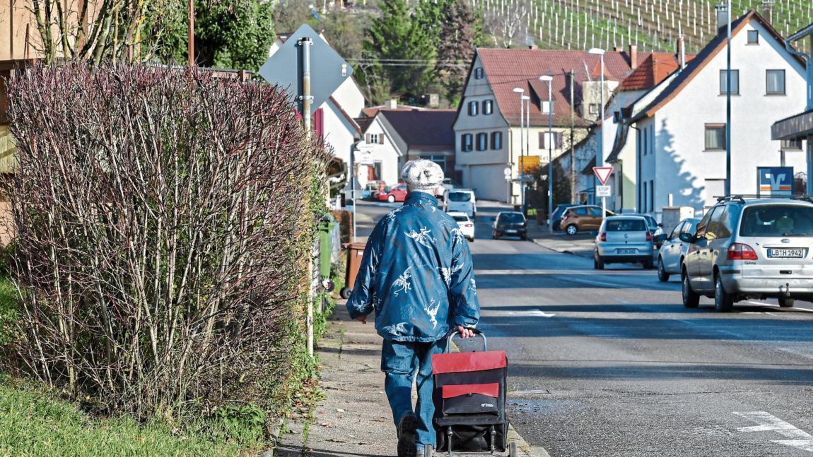 Unter anderem in der Horrheimer Straße in Hohenhaslach will die Stadt im kommenden Jahr die Bürgersteige angehen. Foto: Kalb