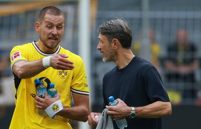 BVB-Trainer Nico Kovac (rechts) stellt sich hinter Waldemar Anton.<span class='image-autor'>IMAGO/osnapix</span>