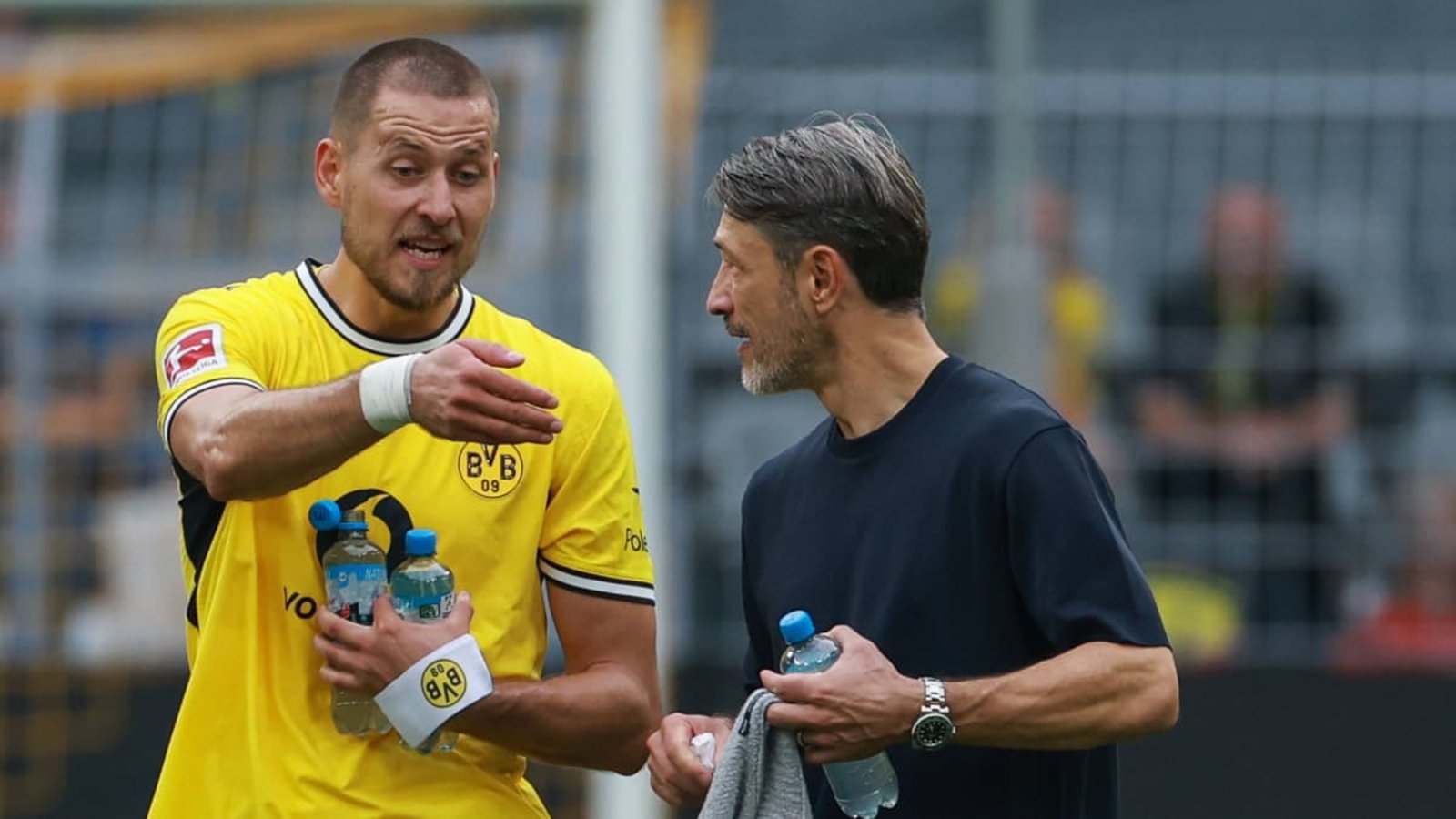 BVB-Trainer Nico Kovac (rechts) stellt sich hinter Waldemar Anton.IMAGO/osnapix BVB-Trainer Nico Kovac (rechts) stellt sich hinter Waldemar Anton.IMAGO/osnapix