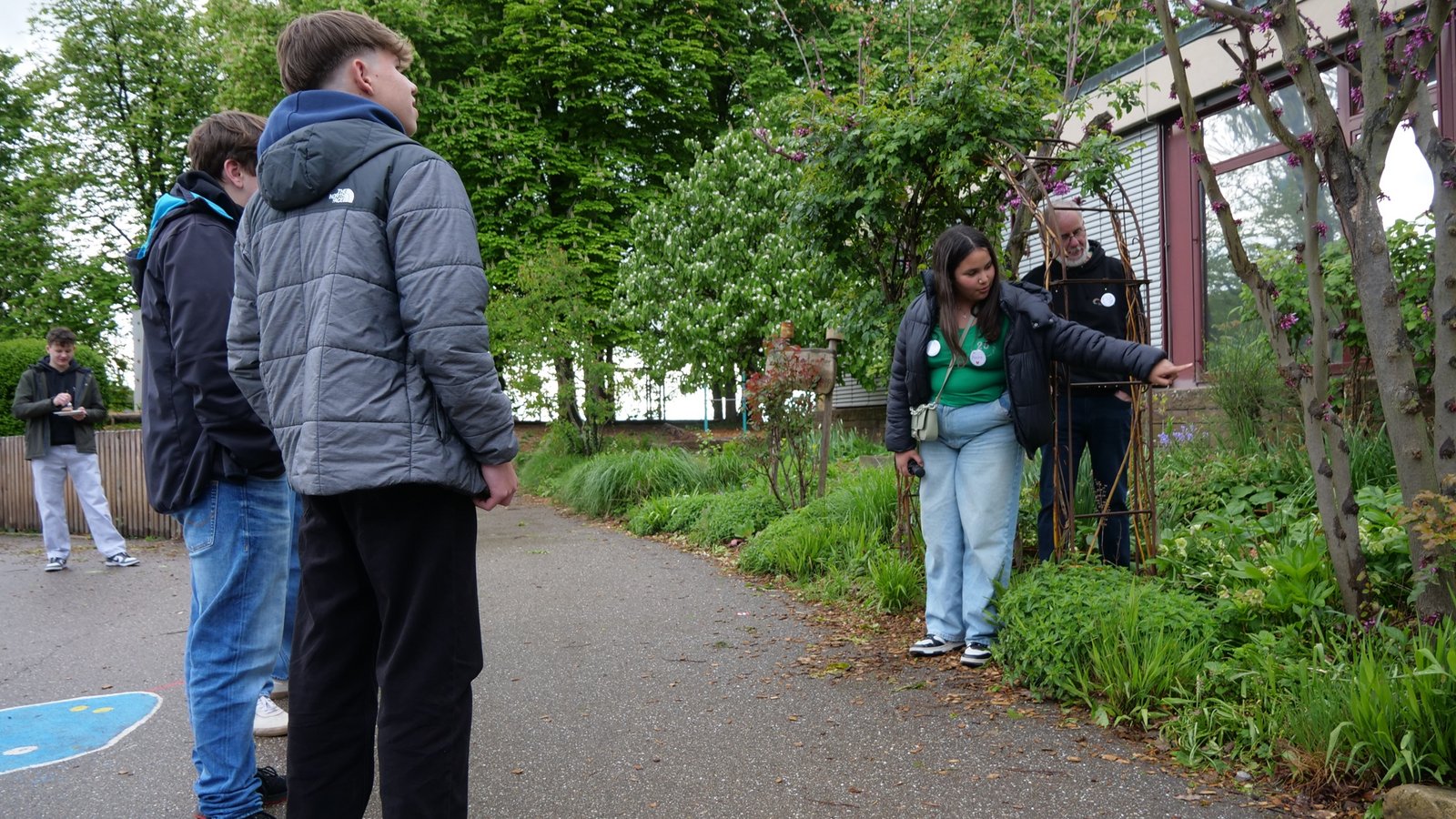 Was blüht denn da? Die Schüler geben Einblicke in ihren Schulgarten. Foto: Friedrich Was blüht denn da? Die Schüler geben Einblicke in ihren Schulgarten. Foto: Friedrich