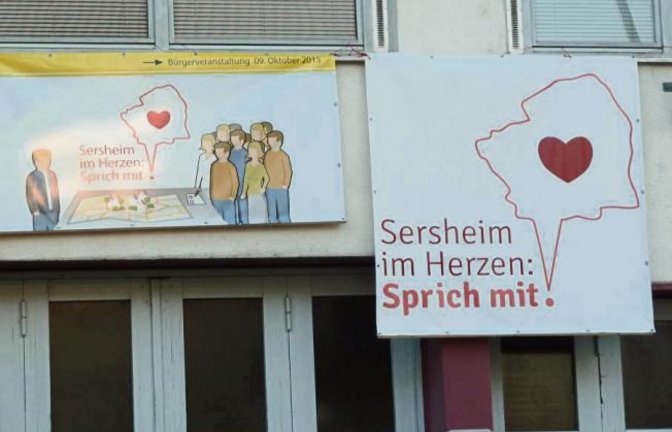 Eine Einladung zur Bürgerversammlung auf neue Art am alten Feuerwehrhaus in Sersheim.  Foto: Arning