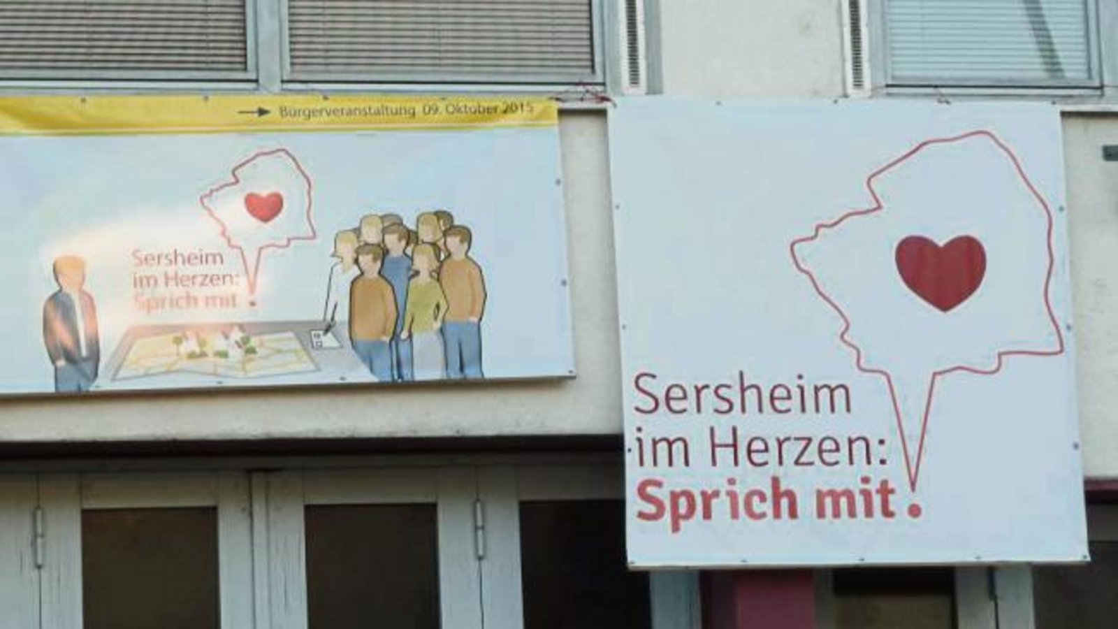 Eine Einladung zur Bürgerversammlung auf neue Art am alten Feuerwehrhaus in Sersheim.  Foto: Arning