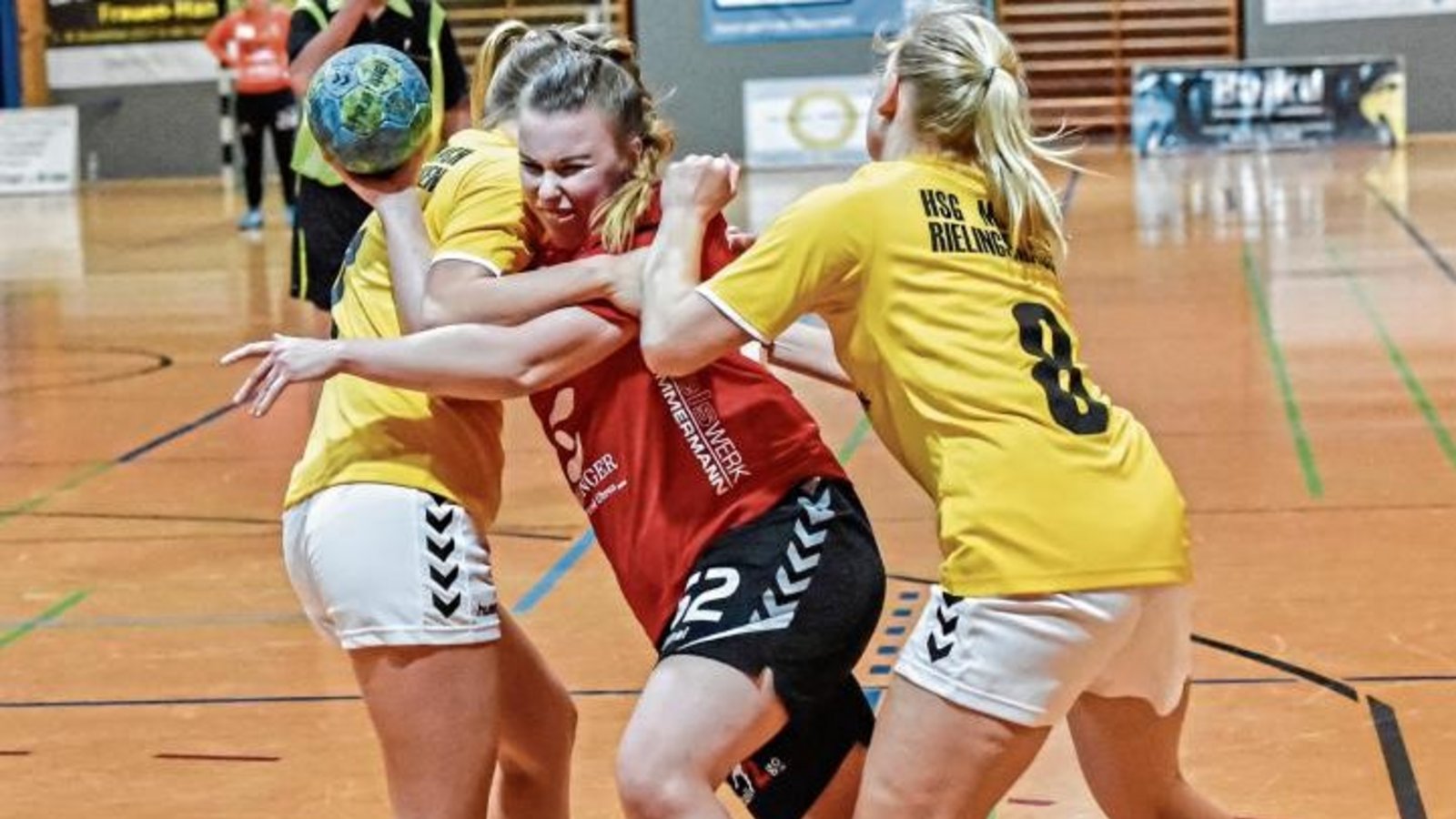 Alina Zimmer (Mitte) vom HC Metter-Enz war in der Anfangsphase – wie hier von Miriam Hüther (links) und Verena Müller – kaum zu stoppen. Foto: Leitner Alina Zimmer (Mitte) vom HC Metter-Enz war in der Anfangsphase – wie hier von Miriam Hüther (links) und Verena Müller – kaum zu stoppen. Foto: Leitner