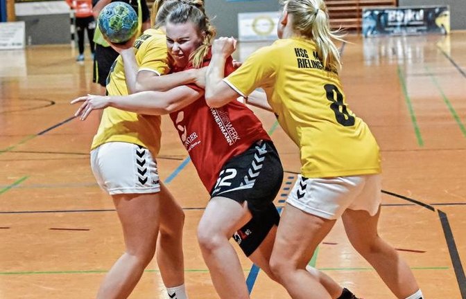 Alina Zimmer (Mitte) vom HC Metter-Enz war in der Anfangsphase – wie hier von Miriam Hüther (links) und Verena Müller – kaum zu stoppen. Foto: Leitner