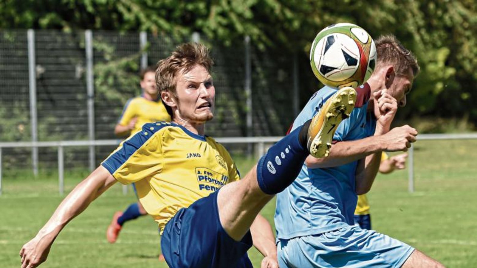 Der Fuß des Nussdorfers Tobias Stuible (links) beim Klärungsversuch gegen Illingens Nando Corrado ist hoch. Schriedsrichter Antonio Garcia-Morales wertete dies aber nicht als Foul. Foto: Leitner Der Fuß des Nussdorfers Tobias Stuible (links) beim Klärungsversuch gegen Illingens Nando Corrado ist hoch. Schriedsrichter Antonio Garcia-Morales wertete dies aber nicht als Foul. Foto: Leitner
