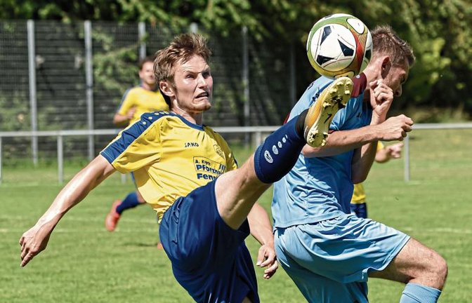 Der Fuß des Nussdorfers Tobias Stuible (links) beim Klärungsversuch gegen Illingens Nando Corrado ist hoch. Schriedsrichter Antonio Garcia-Morales wertete dies aber nicht als Foul. Foto: Leitner