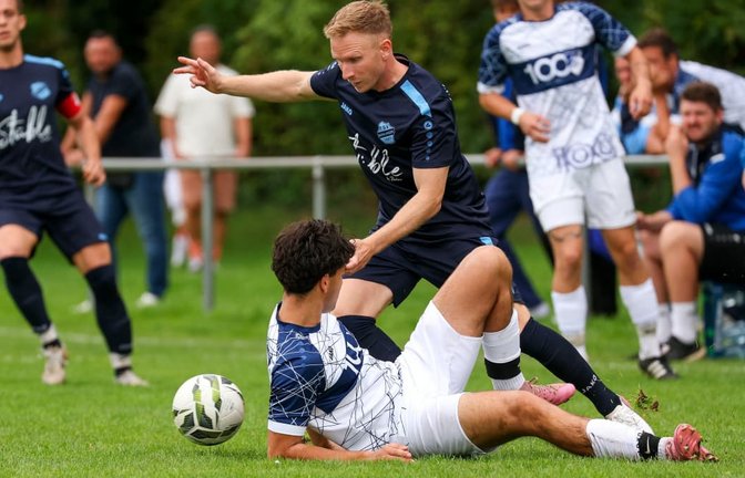 Beim Derby behielt der TSV Merklingen die Oberhand über Gastgeber TSV Münchingen: Der Merklinger Kai Woischiski (hi.) lässt den Münchinger Julian Guha links liegen.<span class='image-autor'>Alexander Keppler</span>