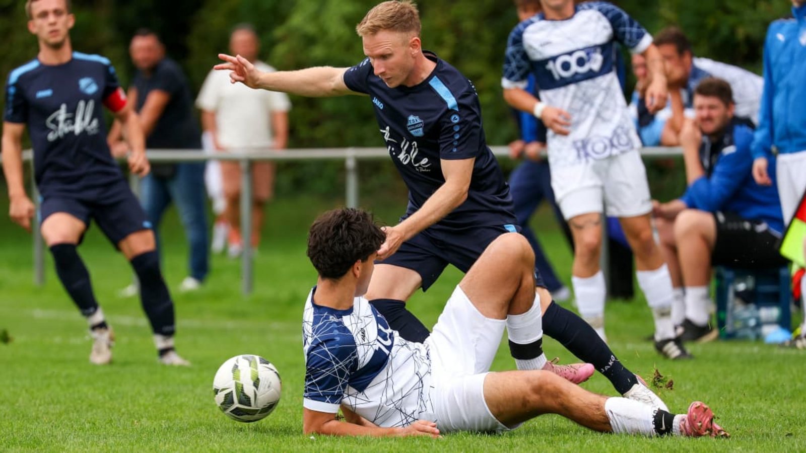 Beim Derby behielt der TSV Merklingen die Oberhand über Gastgeber TSV Münchingen: Der Merklinger Kai Woischiski (hi.) lässt den Münchinger Julian Guha links liegen.Alexander Keppler Beim Derby behielt der TSV Merklingen die Oberhand über Gastgeber TSV Münchingen: Der Merklinger Kai Woischiski (hi.) lässt den Münchinger Julian Guha links liegen.Alexander Keppler
