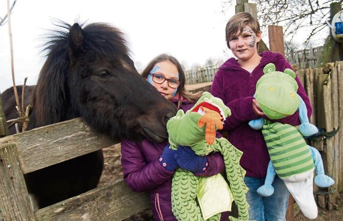 Schnell schließen Lara und Ronja Freundschaft mit Tom, dem schwarzen Pony, das auf dem Gnadenhof eine neue Heimat gefunden hat und wo es ihm jetzt gut geht.  Foto: Filitz