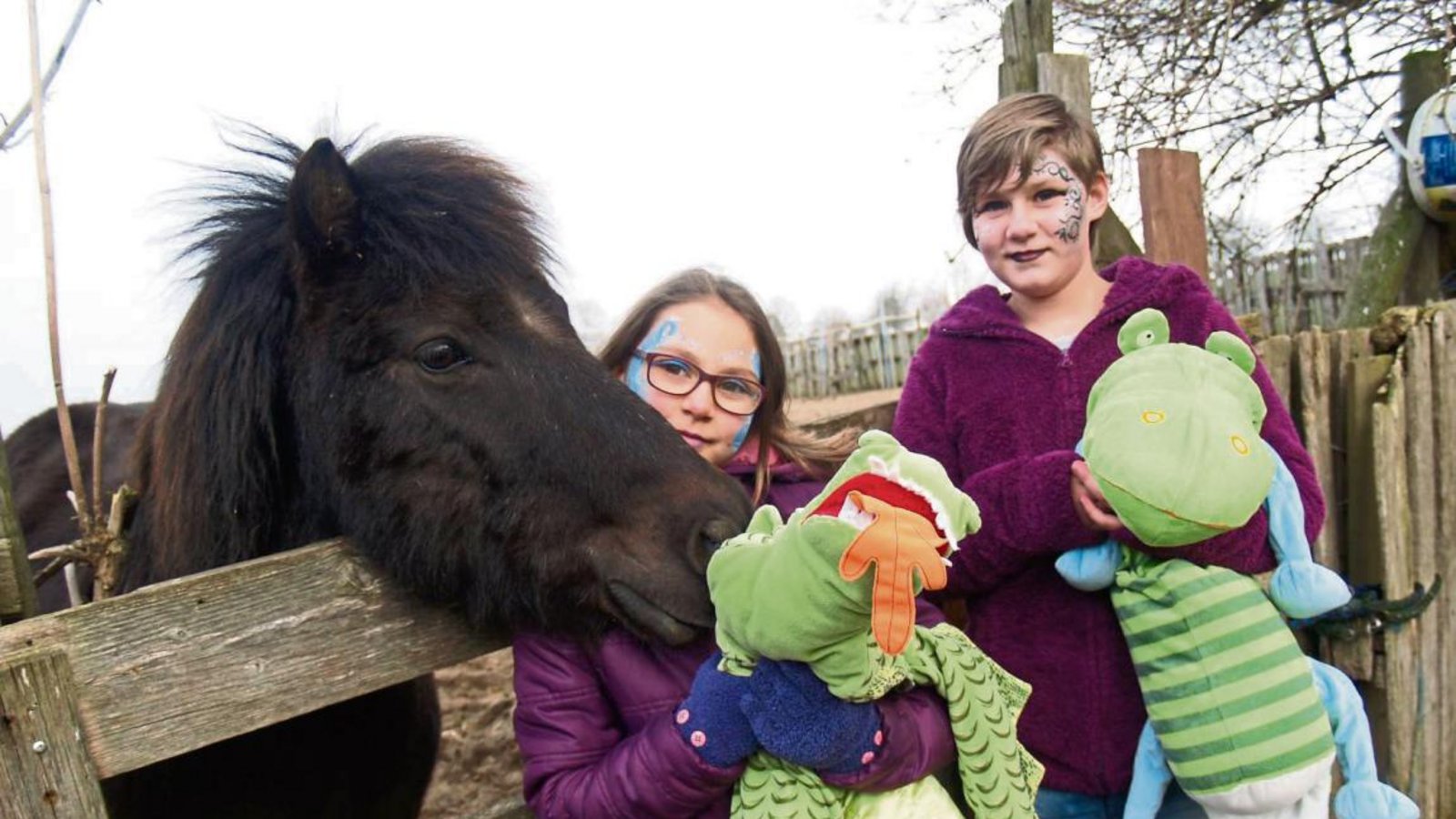 Schnell schließen Lara und Ronja Freundschaft mit Tom, dem schwarzen Pony, das auf dem Gnadenhof eine neue Heimat gefunden hat und wo es ihm jetzt gut geht. Foto: Filitz Schnell schließen Lara und Ronja Freundschaft mit Tom, dem schwarzen Pony, das auf dem Gnadenhof eine neue Heimat gefunden hat und wo es ihm jetzt gut geht. Foto: Filitz