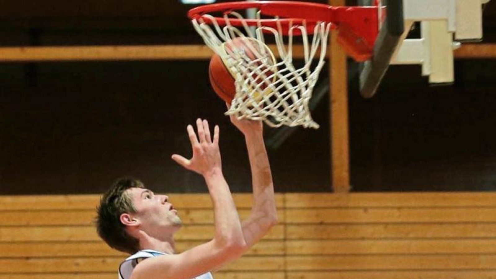 Jens Ehmke gelangt in dieser Szene völlig unbedrängt zum Korb. Foto: Küppers Jens Ehmke gelangt in dieser Szene völlig unbedrängt zum Korb. Foto: Küppers