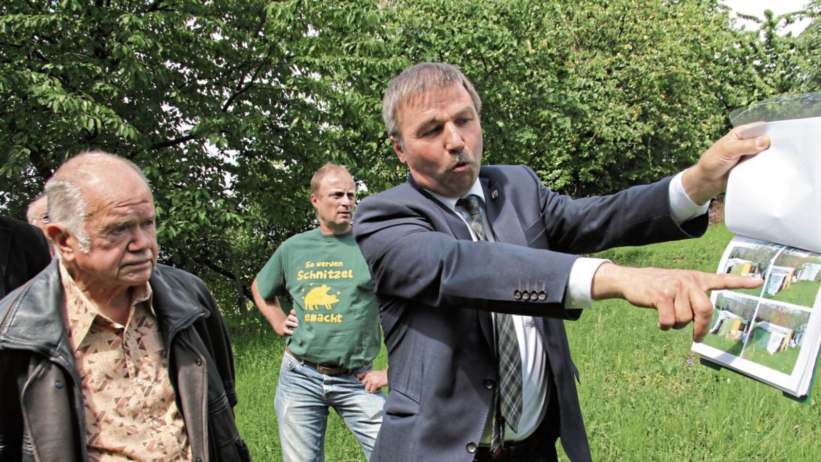 Petent Martin Stange (links) und der Landtagsabgeordnete Konrad Epple erörtern die Streitfrage auf dem Grundstück.  Fotos: Banholzer