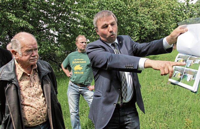 Petent Martin Stange (links) und der Landtagsabgeordnete Konrad Epple erörtern die Streitfrage auf dem Grundstück.  Fotos: Banholzer