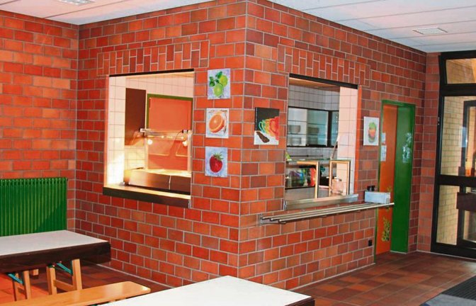Weil der Caterer Apetito die Küche (Bild) im Foyer der Stromberg-Sporthalle in Illingen für die Schülerverpflegung benötigt, kochen und spülen die Vereine ein Jahr lang im Schiedsrichterraum.  Foto: Elsässer