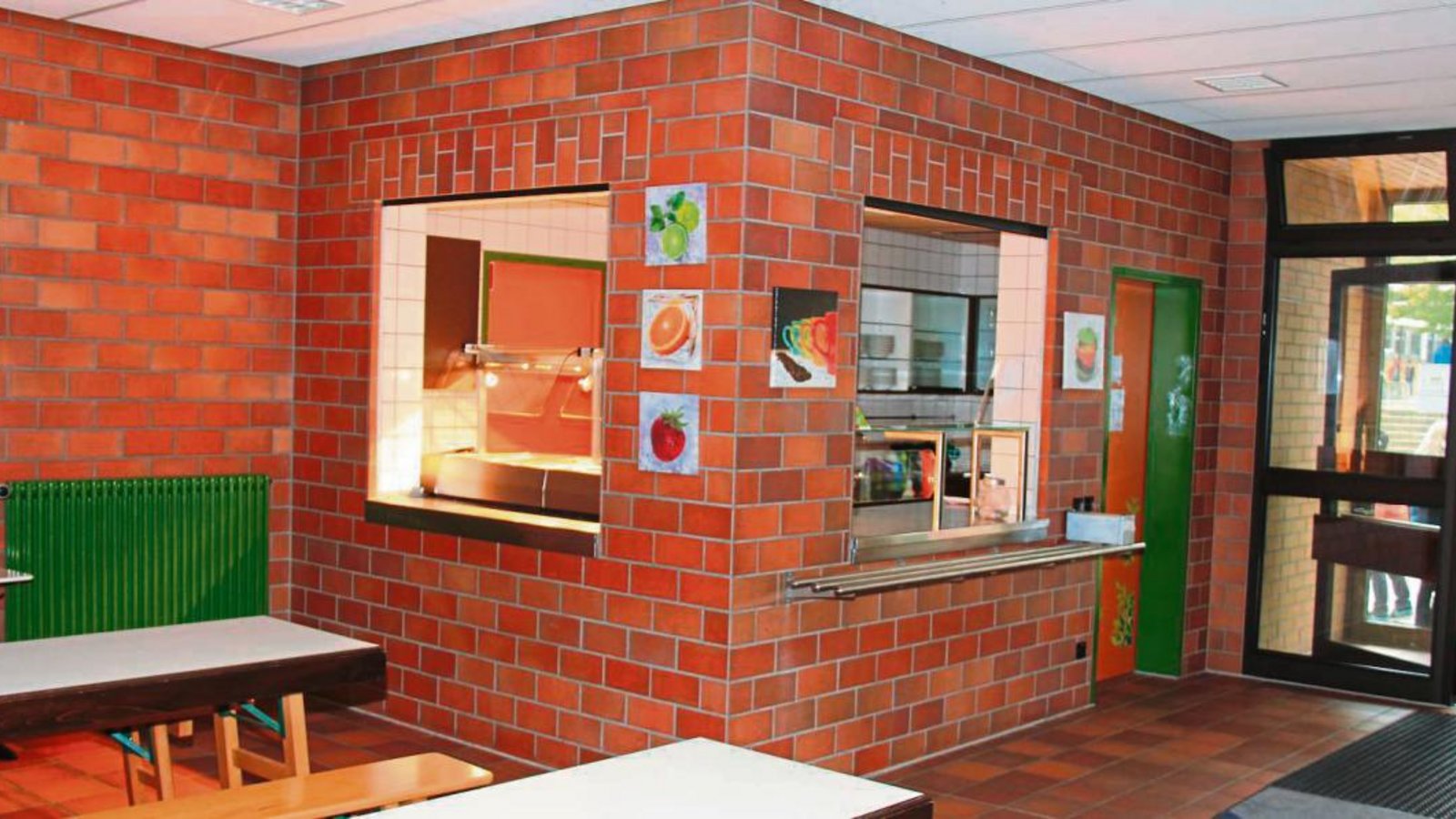 Weil der Caterer Apetito die Küche (Bild) im Foyer der Stromberg-Sporthalle in Illingen für die Schülerverpflegung benötigt, kochen und spülen die Vereine ein Jahr lang im Schiedsrichterraum. Foto: Elsässer Weil der Caterer Apetito die Küche (Bild) im Foyer der Stromberg-Sporthalle in Illingen für die Schülerverpflegung benötigt, kochen und spülen die Vereine ein Jahr lang im Schiedsrichterraum. Foto: Elsässer
