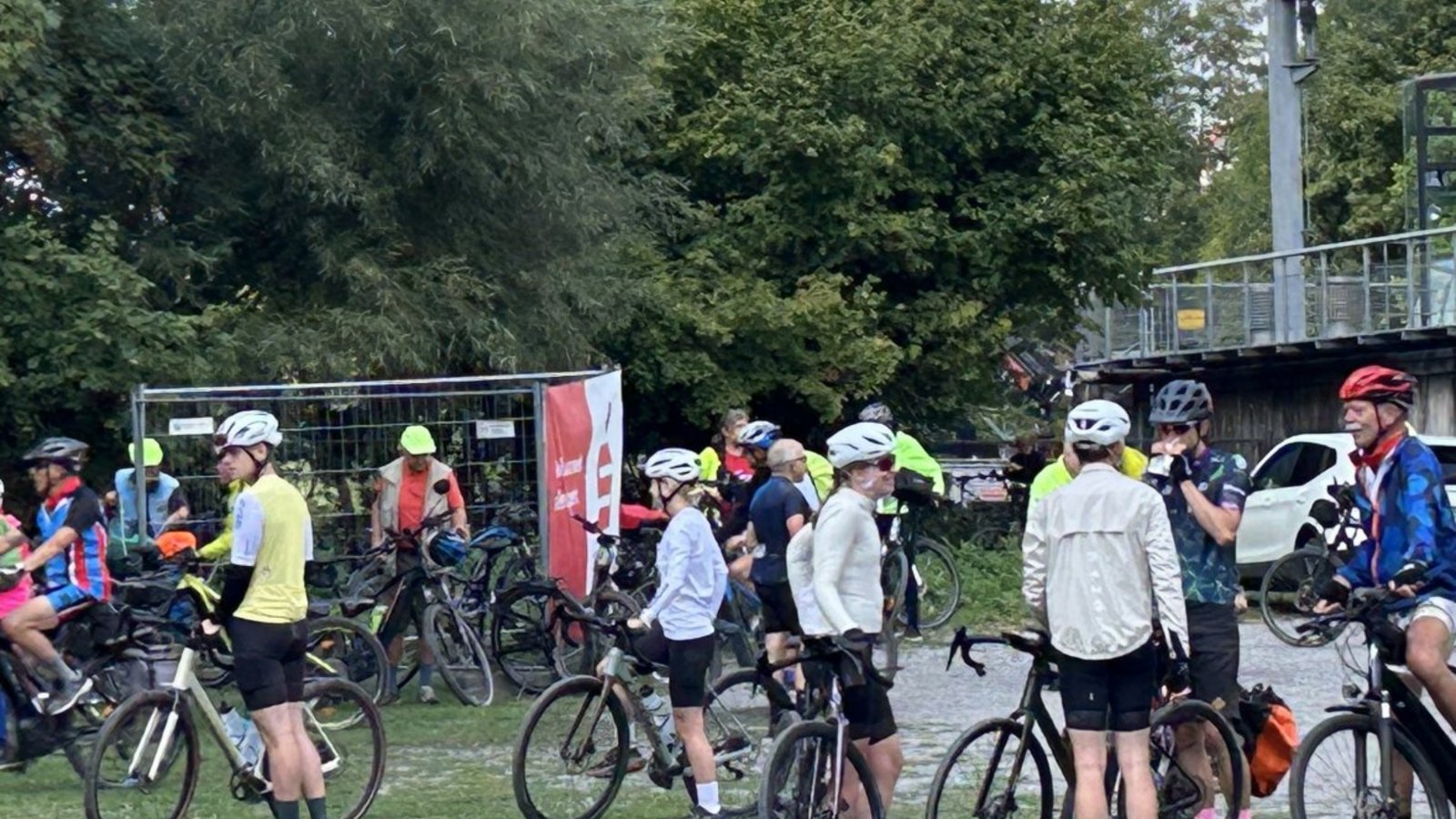 Nach und nach trudeln die Radler auf der Enzinsel ein.