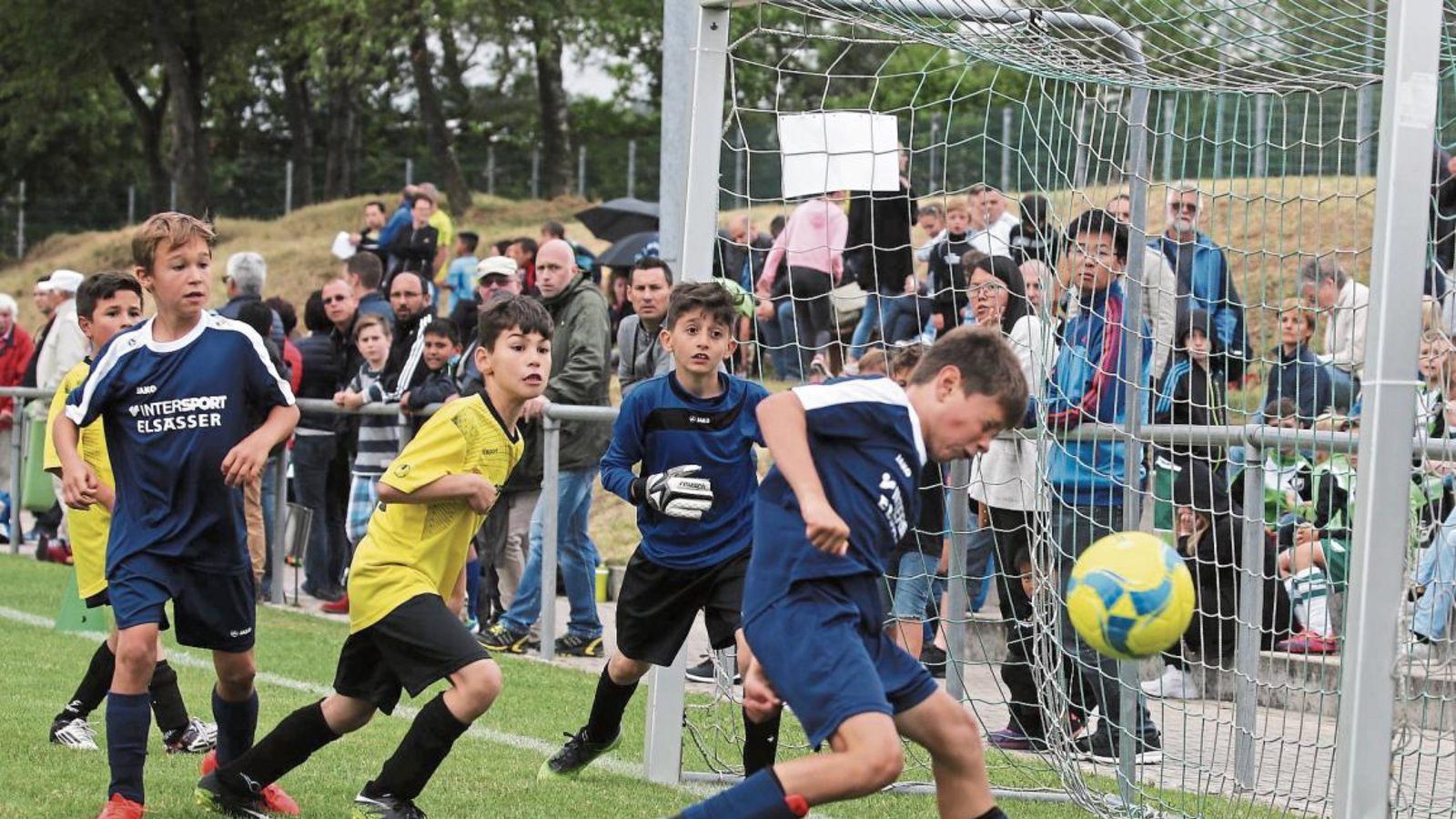 Fast erhöht Sören Hauser per Kopf auf 2:0 für Iptingen, doch es reicht auch so zum Sieg auf dem Zwergberg. Fotos: Küppers, Leitner (2), Simecek