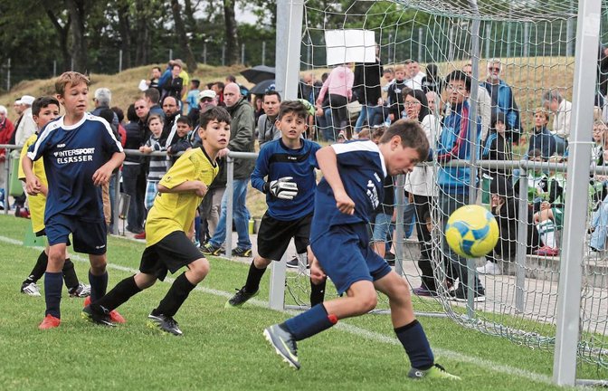Fast erhöht Sören Hauser per Kopf auf 2:0 für Iptingen, doch es reicht auch so zum Sieg auf dem Zwergberg. Fotos: Küppers, Leitner (2), Simecek