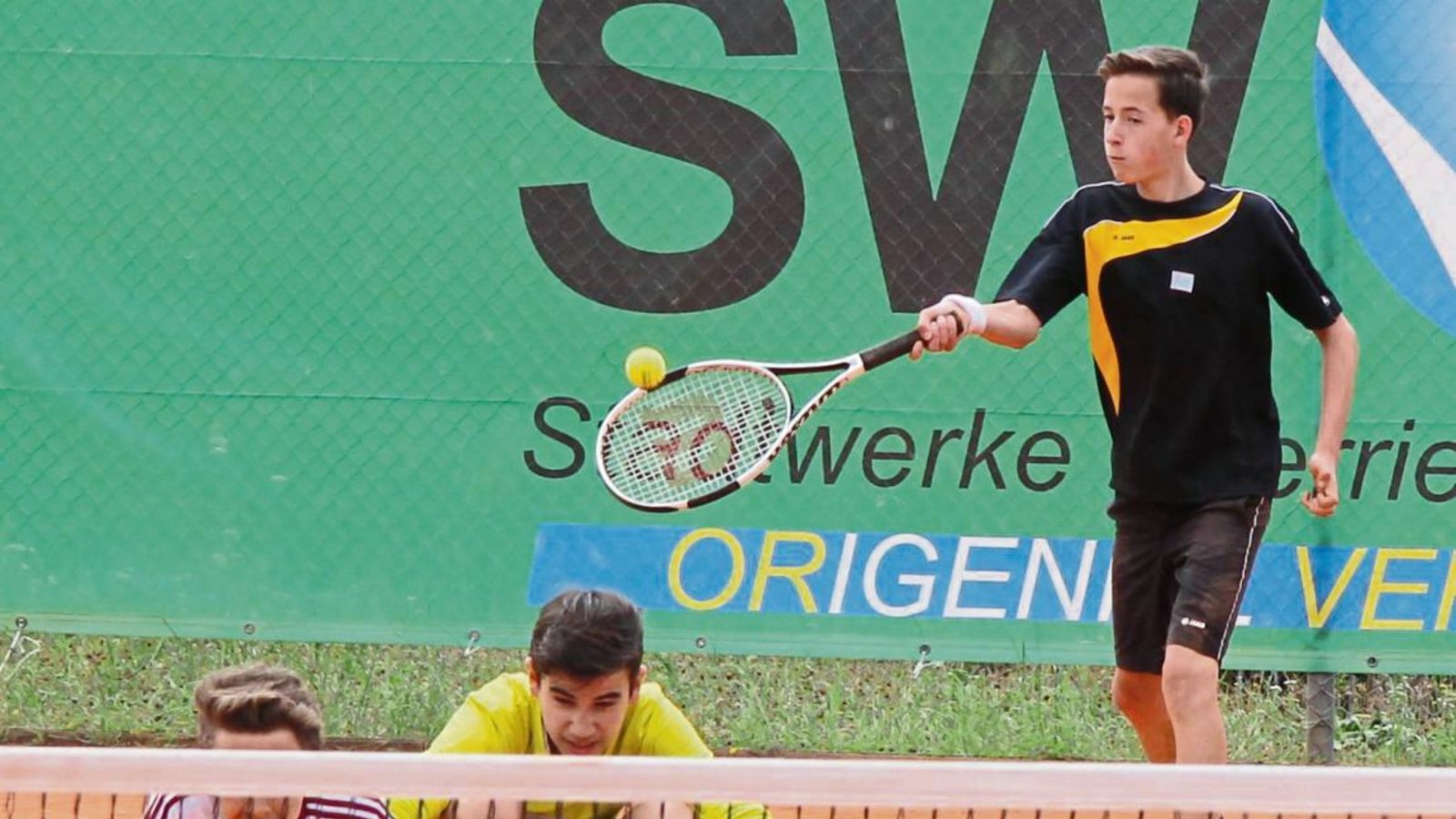 Anreiz für konzentrierte Schläge: Wer einen Fehler begeht, muss sich hinsetzen und darf erst wieder am Spiel teilnehmen, wenn er aus dem Sitzen heraus einen Ball über das Netz gespielt hat Foto: Nachreiner Anreiz für konzentrierte Schläge: Wer einen Fehler begeht, muss sich hinsetzen und darf erst wieder am Spiel teilnehmen, wenn er aus dem Sitzen heraus einen Ball über das Netz gespielt hat Foto: Nachreiner