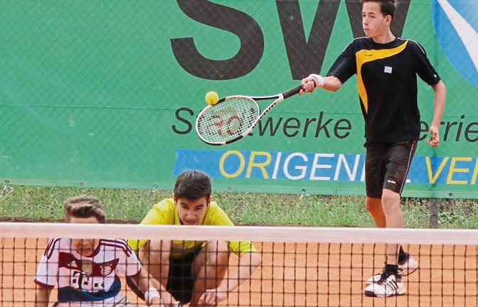 Anreiz für konzentrierte Schläge: Wer einen Fehler begeht, muss sich hinsetzen und darf erst wieder am Spiel teilnehmen, wenn er aus dem Sitzen heraus einen Ball über das Netz gespielt hat Foto: Nachreiner