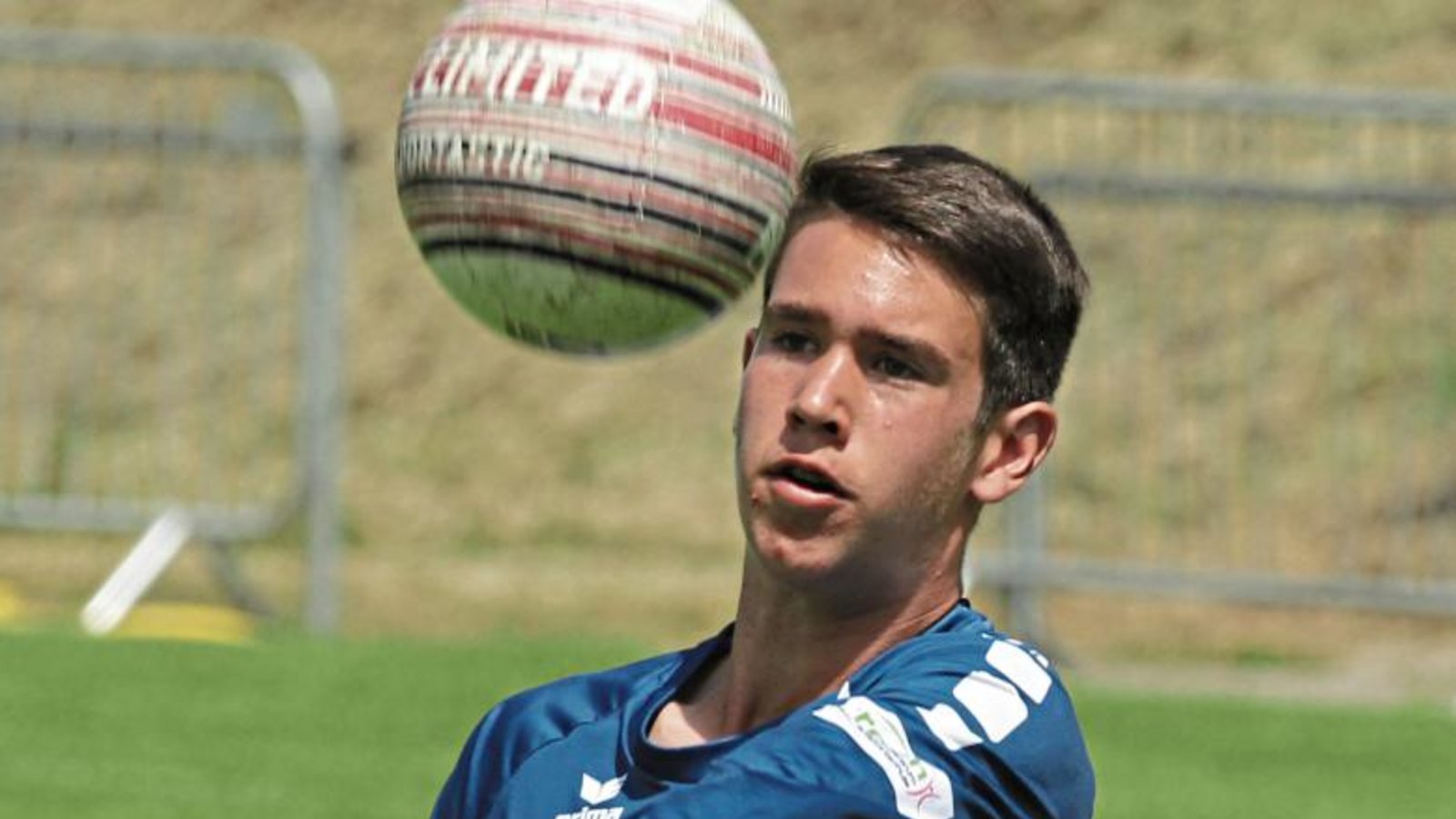 Andreas Knodel musste bei den U-16-Faustballern den Angriff übernehmen, obwohl er kein gelernter Schlagmann ist. Foto: Archiv/Nachreiner Andreas Knodel musste bei den U-16-Faustballern den Angriff übernehmen, obwohl er kein gelernter Schlagmann ist. Foto: Archiv/Nachreiner