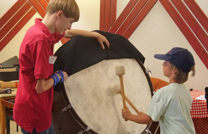 Beim Instrumentenschnuppern des Musikvereins dürfen junge Gäste ordentlich auf die Pauke hauen. 	Archivfoto: VKZ/Friedrich