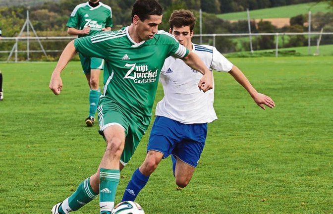 Der SV Iptingen (am Ball Benjamin Rapp) hat am Sonntag als erste Mannschaft auf dem Iptinger Rasen den TSV Unterriexingen zu Gast.   Foto: Küppers