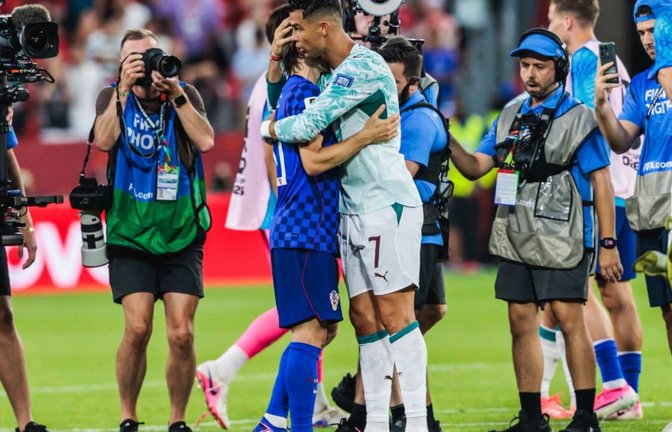 Portugal-Star Cristiano Ronaldo (re.) tröstet Luka Modric nach dem WM-Aus für Kroatien.<span class='image-autor'>IMAGO/Icon Sportswire</span>