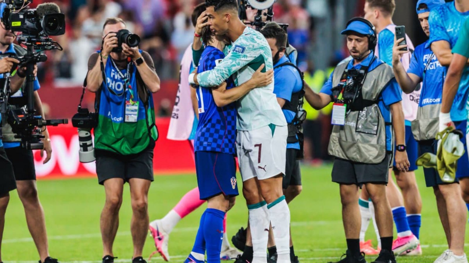 Portugal-Star Cristiano Ronaldo (re.) tröstet Luka Modric nach dem WM-Aus für Kroatien.IMAGO/Icon Sportswire Portugal-Star Cristiano Ronaldo (re.) tröstet Luka Modric nach dem WM-Aus für Kroatien.IMAGO/Icon Sportswire