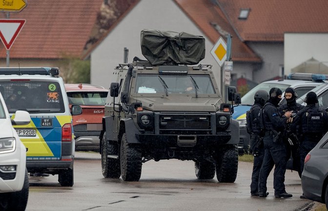 Nach den Schüssen auf zwei Behördenmitarbeiter verschanzte sich der mutmaßliche Täter in einem Haus.<span class='image-autor'>Tizian Gerbing/dpa</span>