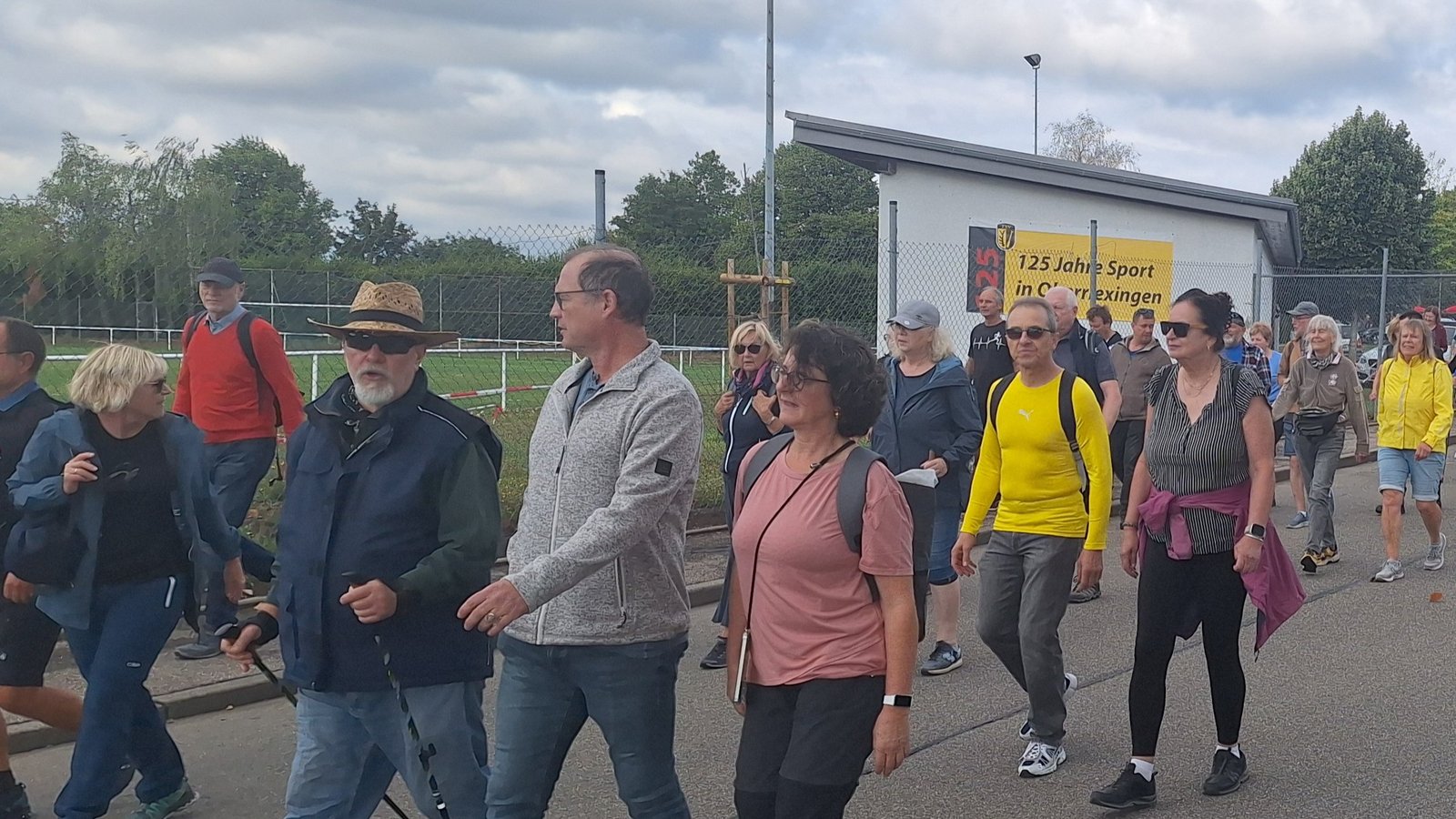 Zehn Kilometer liegen vor ihnen: Voller Elan machen sich die Teilnehmenden der Wanderung auf den Weg.  Fotos: Banholzer