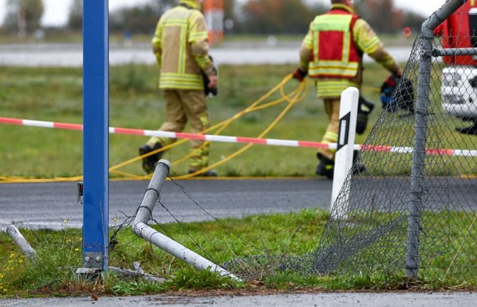Das durchbrochene Zaunelement an der Zufahrt zum Flugplatzgelände ist zu sehen. Die Polizei ermittelt nach einem erneuten Sicherheitsvorfall am Flughafen Leipzig/Halle an der Landebahn Nord.<span class='image-autor'>Heiko Rebsch/dpa</span>