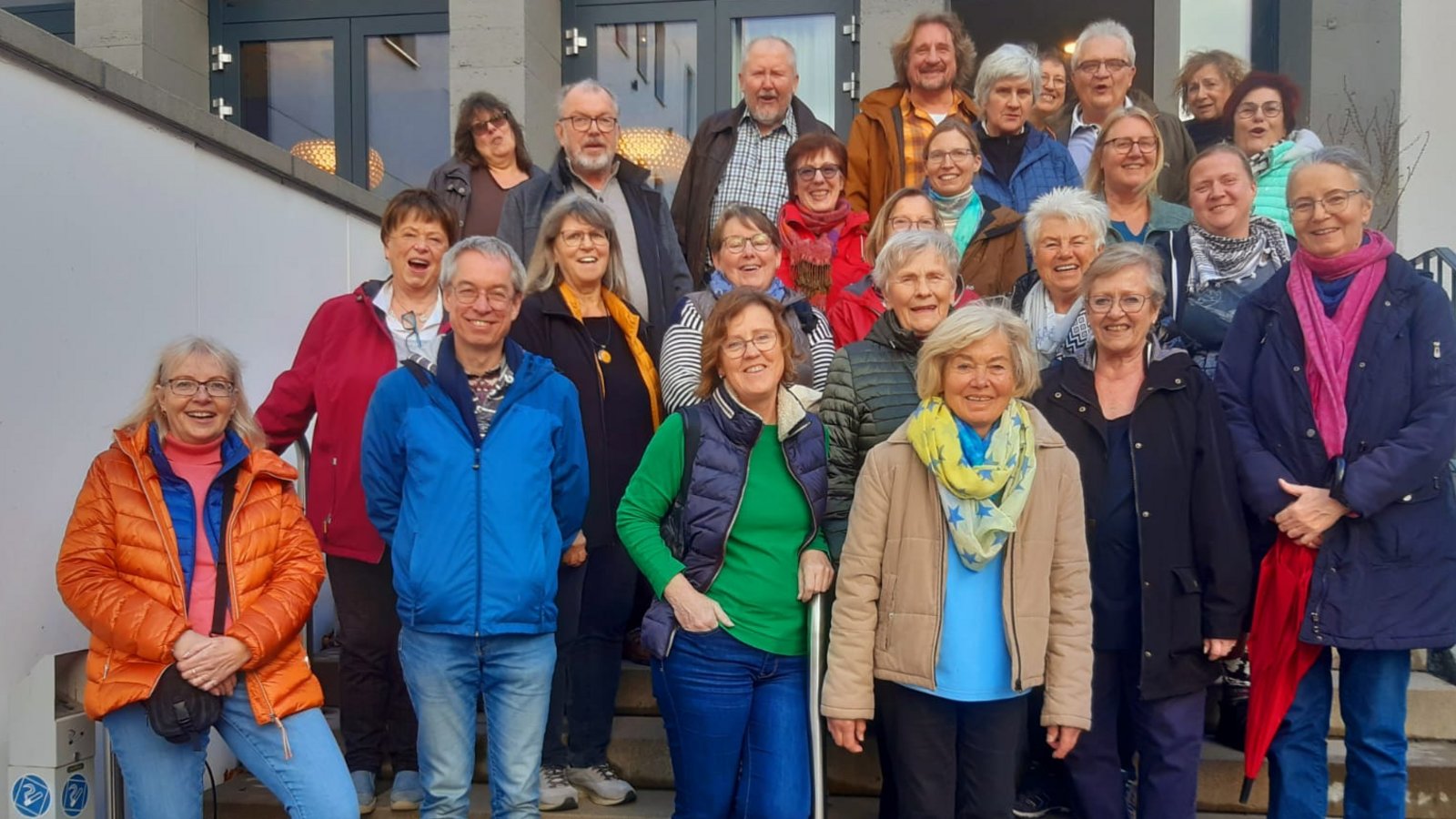 Gut gelaunte Sängerinnen und Sänger vom Liederkranz Enzweihingen. Fotos: p Gut gelaunte Sängerinnen und Sänger vom Liederkranz Enzweihingen. Fotos: p