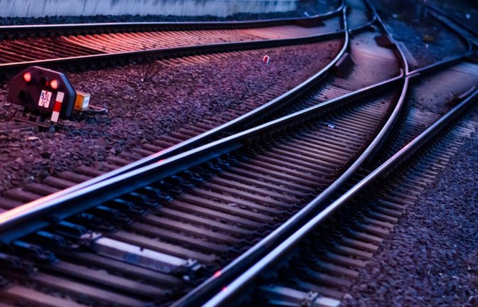 Die wegen Schäden an Schienen seit Mittwoch gesperrte Bahnstrecke zwischen Crailsheim und Aalen kann nicht wie geplant freigegeben werden (Symbolfoto).<span class='image-autor'>Julian Stratenschulte/dpa</span>