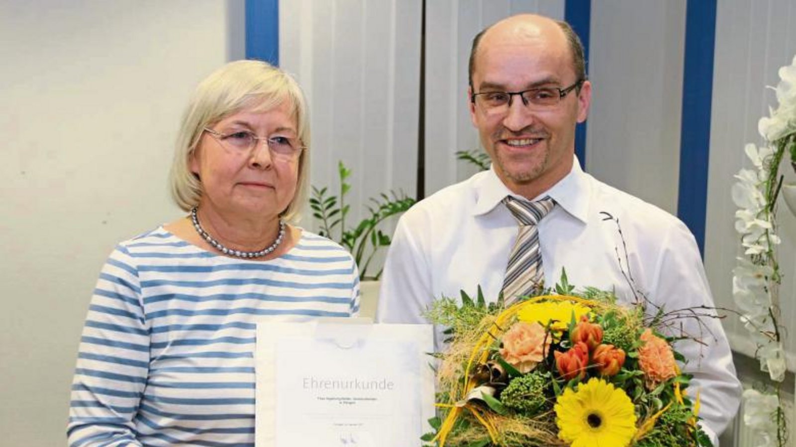 Bürgermeister Harald Eiberger ehrt Ingeborg Beller von der UBL für 30-jährige Tätigkeit im Illinger Gemeinderat. Foto: Bögel Bürgermeister Harald Eiberger ehrt Ingeborg Beller von der UBL für 30-jährige Tätigkeit im Illinger Gemeinderat. Foto: Bögel