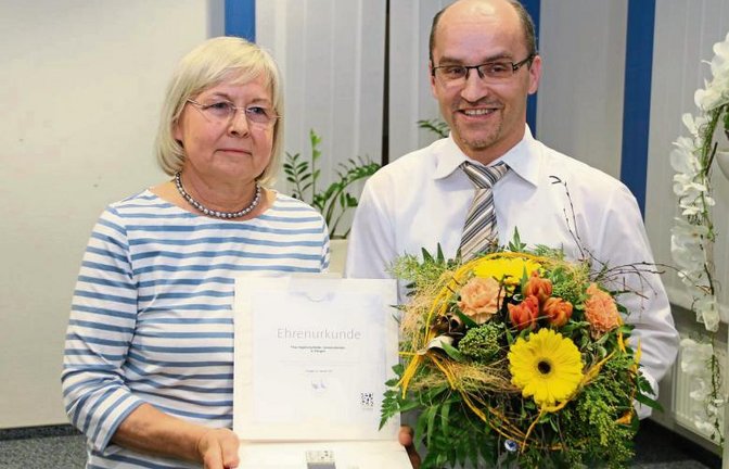 Bürgermeister Harald Eiberger ehrt Ingeborg Beller von der UBL für 30-jährige Tätigkeit im Illinger Gemeinderat. Foto: Bögel