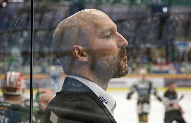 Grund zum Stirnrunzeln? Eigentlich hat den Steelers-Trainer Hugo Boisvert vor dem Viertelfinalauftakt gegen Dresden nicht.  Foto: Baumann