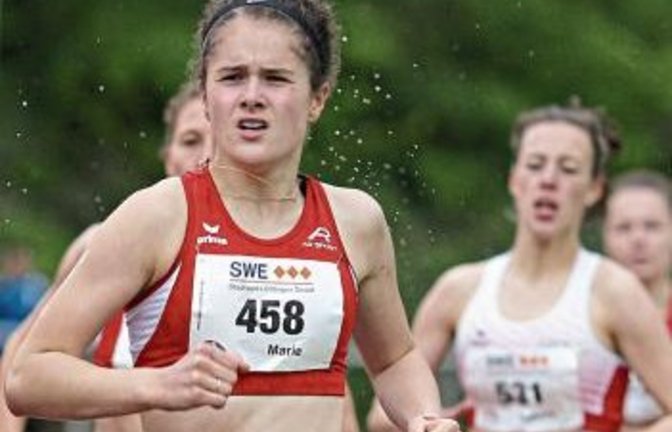 Marie Weller (vorne) von der LG Neckar-Enz glückte gleich beim Saisoneinstieg die DM-Norm über 800 Meter. Foto: Görlitz