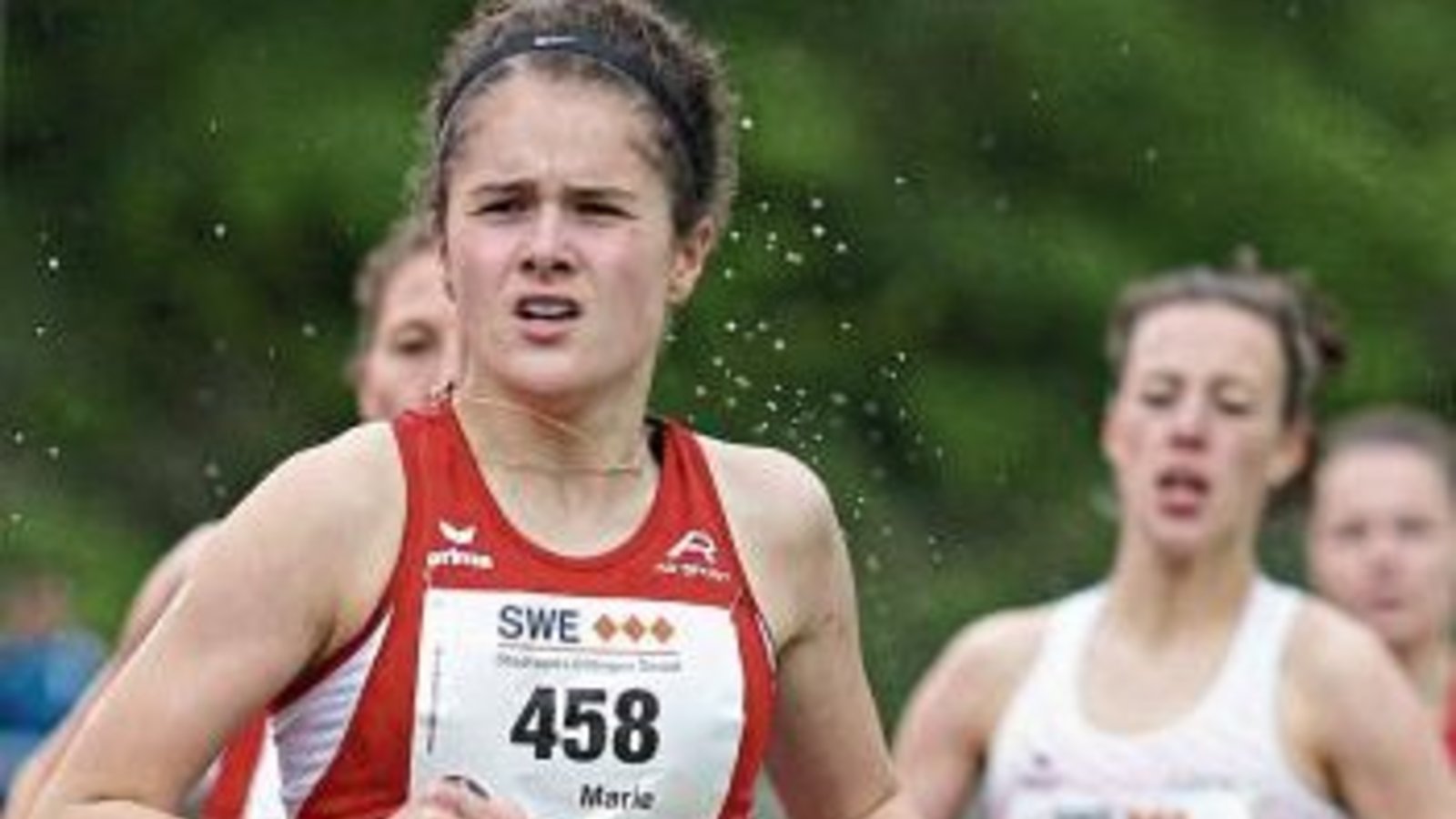 Marie Weller (vorne) von der LG Neckar-Enz glückte gleich beim Saisoneinstieg die DM-Norm über 800 Meter. Foto: Görlitz Marie Weller (vorne) von der LG Neckar-Enz glückte gleich beim Saisoneinstieg die DM-Norm über 800 Meter. Foto: Görlitz