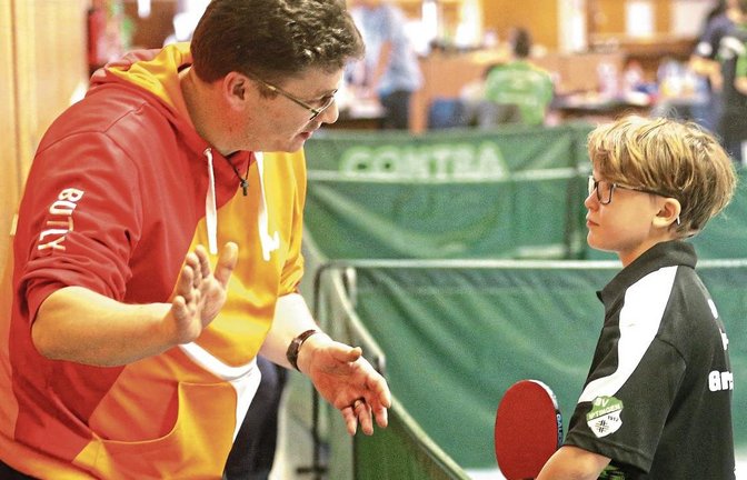 Korrekturen für die Schlägerhaltung holt sich Vincent Kohler in der Pause bei Jugendleiter und Mannschaftstrainer Volker Langenstein.   Foto: Küppers