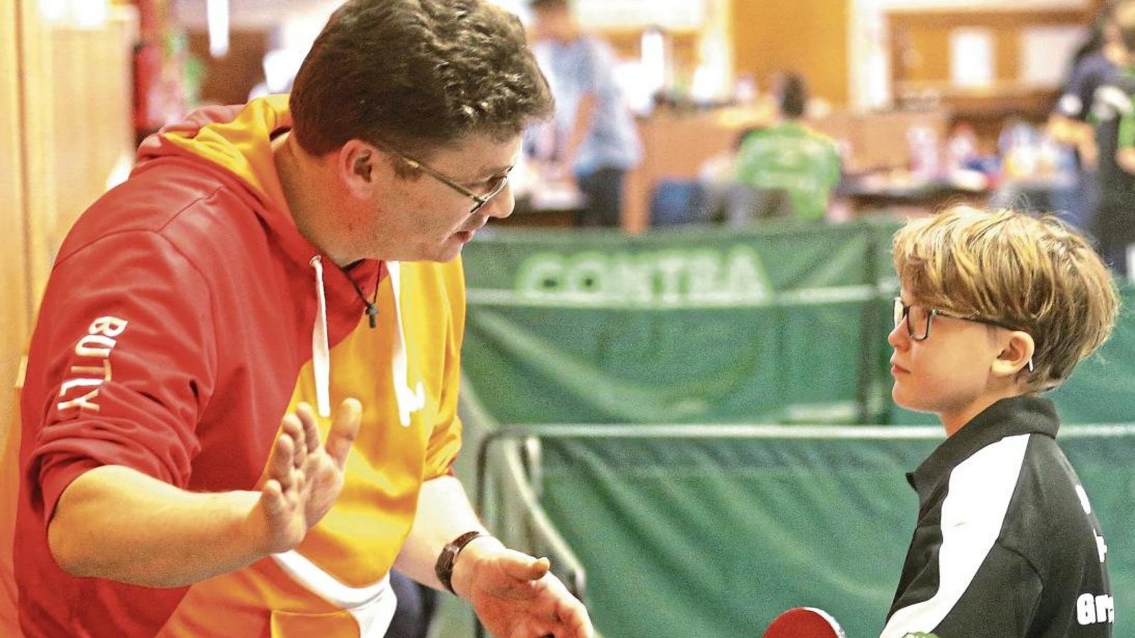 Korrekturen für die Schlägerhaltung holt sich Vincent Kohler in der Pause bei Jugendleiter und Mannschaftstrainer Volker Langenstein. Foto: Küppers Korrekturen für die Schlägerhaltung holt sich Vincent Kohler in der Pause bei Jugendleiter und Mannschaftstrainer Volker Langenstein. Foto: Küppers